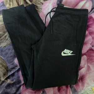 Nike Women’s Sportswear Essential Fleece Jogger Pants Standard Fit Size M